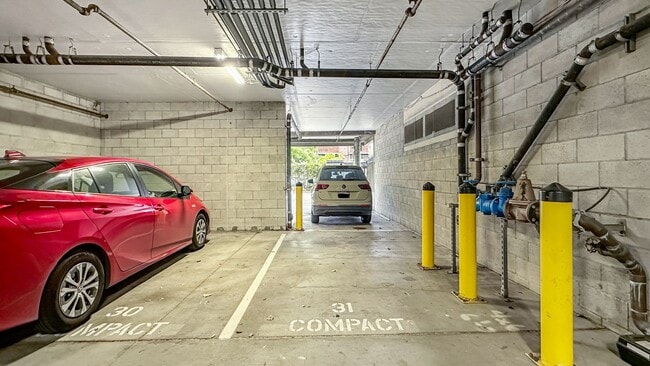 Building Photo - Authentic Loft Living in an Emeryville Landmark