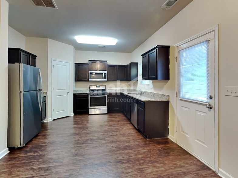 Building Photo - 4055 Clay Ct SE