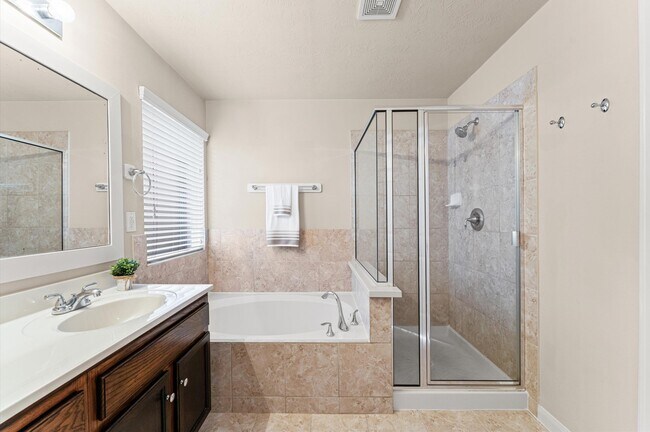 Building Photo - 24530 Lakecrest Town Dr