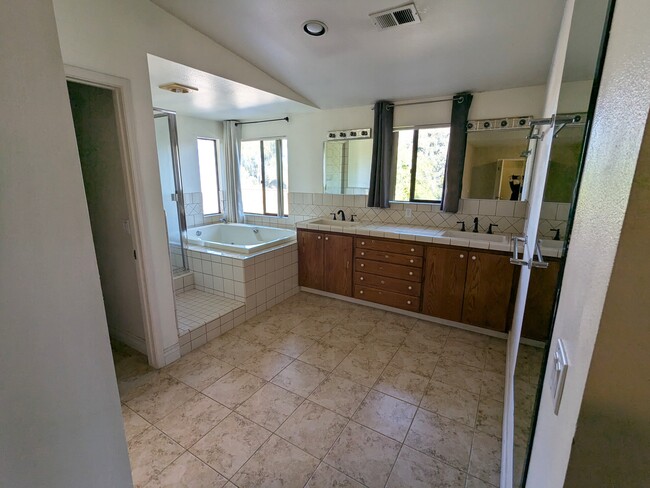 Master bathroom with double vanities - 3972 Ecochee Ave