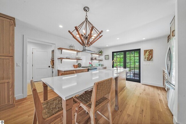 Building Photo - 7320 Peninsula Dr