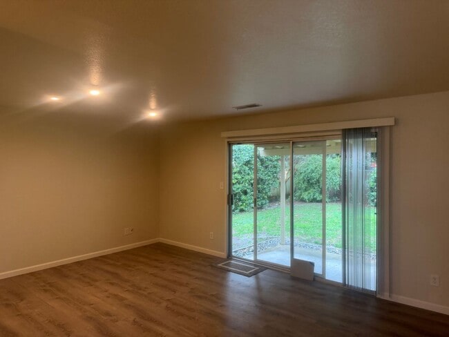 Building Photo - Great 3 bedroom 2 bath home some utilities included