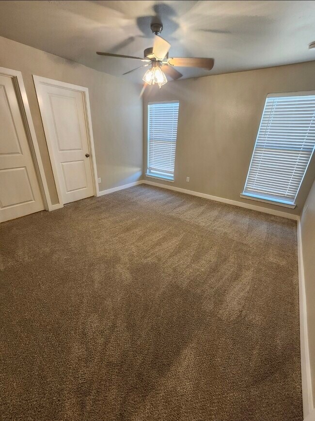 Building Photo - 3 bed 2 bath home in Lone Star Trails! 2 car garage