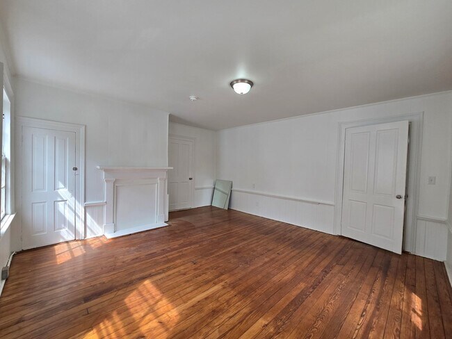 Building Photo - 403 W Hampton Ave