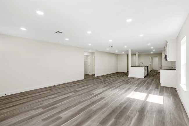 Building Photo - 503 W Sallier St