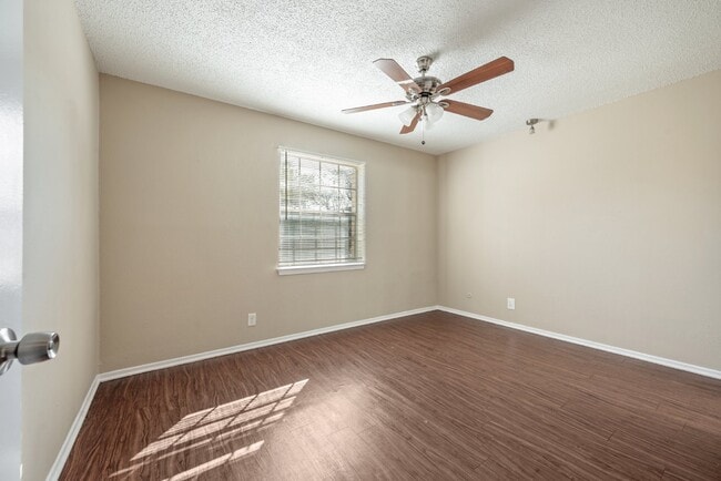Building Photo - 3 Bedroom, 1.5 Bath Home with Spacious Layout and Large Yard