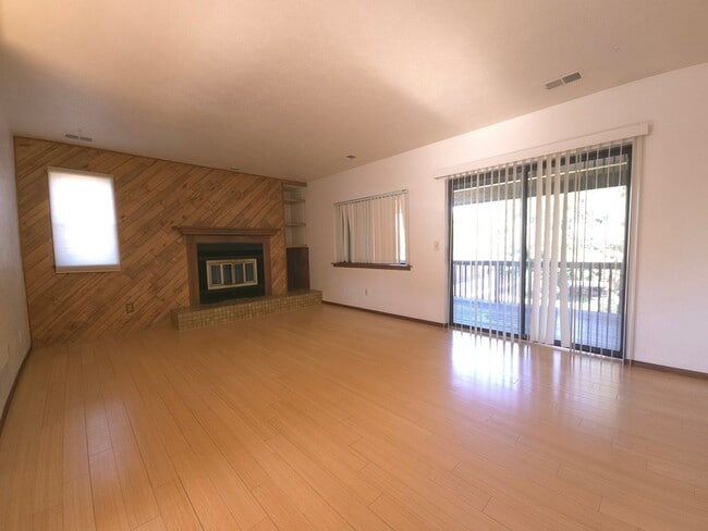 Building Photo - 525 Manhattan Dr