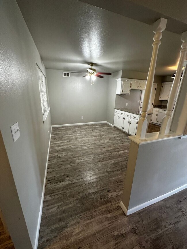 Building Photo - Great 3 bd/1.5 ba Home - Lots of Built-in Storage