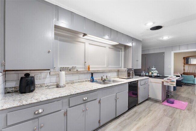 Building Photo - 2306 Ave P