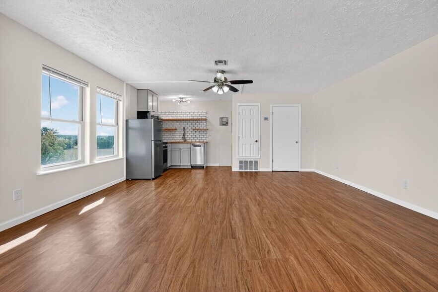 Building Photo - 16200 Round Mountain Rd