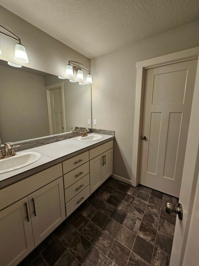 Building Photo - 5Bd/3Ba Two Story House - For viewing!