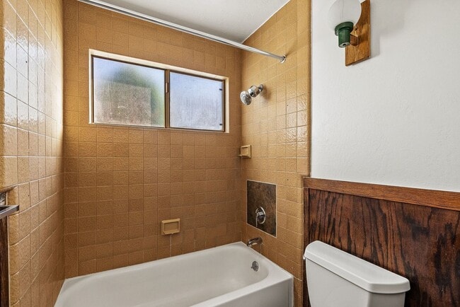 Building Photo - Cozy 2BR/2BA Duplex | Fireplace, Patio