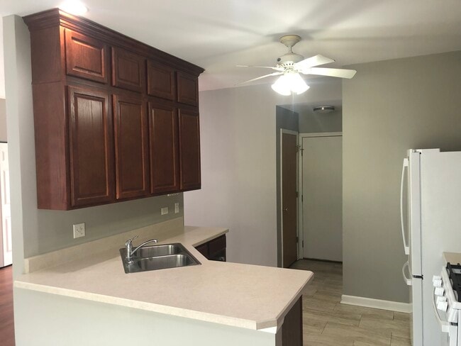 Building Photo - 671 Fieldcrest Dr
