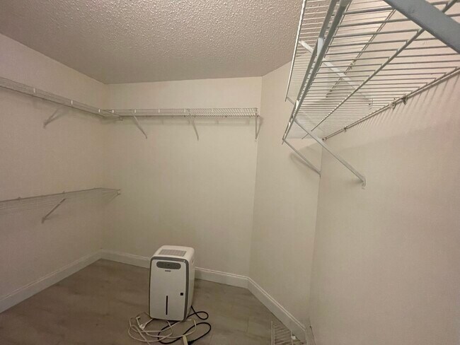 Building Photo - 10910 Lakemore Ln