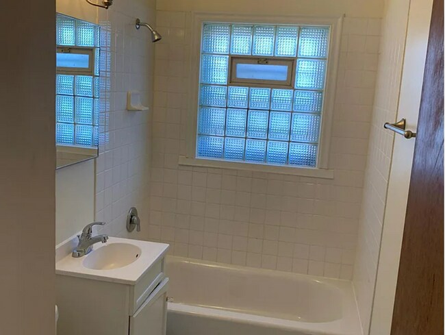 Building Photo - 5830 N 61st St