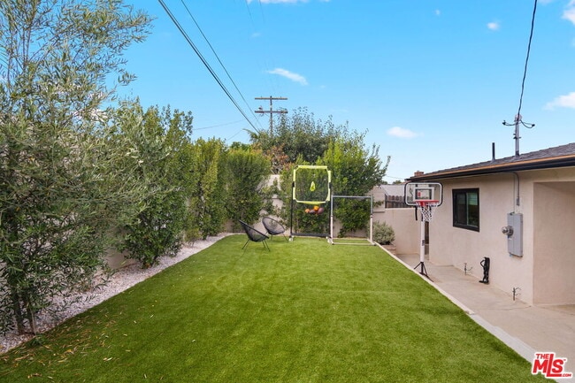 Building Photo - 5664 Coliseum St