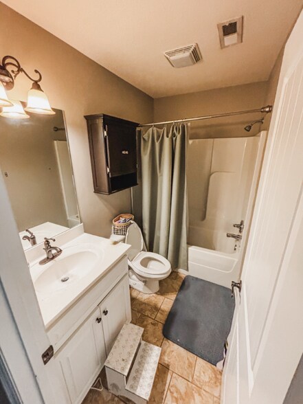 Building Photo - 2440 Waterhaven Dr