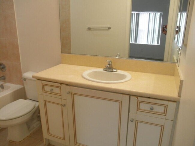 Building Photo - 912 Talia Cir