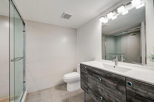 Building Photo - 400 Leslie Dr