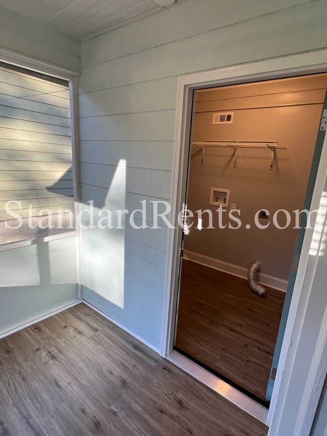 Building Photo - Adorable updated bungalow on a large lot in the heart of Grant Park!