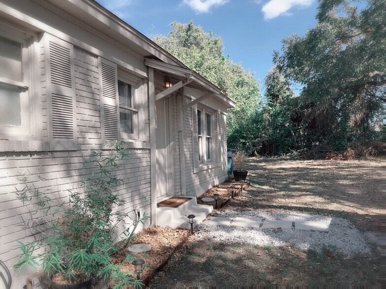 Building Photo - 415 S Prairieville St