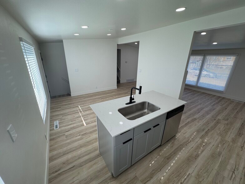 Building Photo - 2171 W Kirkham Way