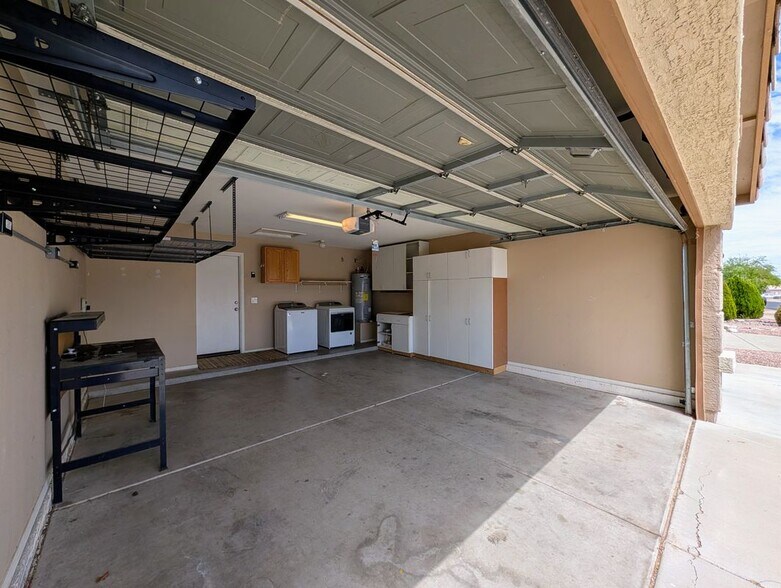 Building Photo - 15746 W Elm St