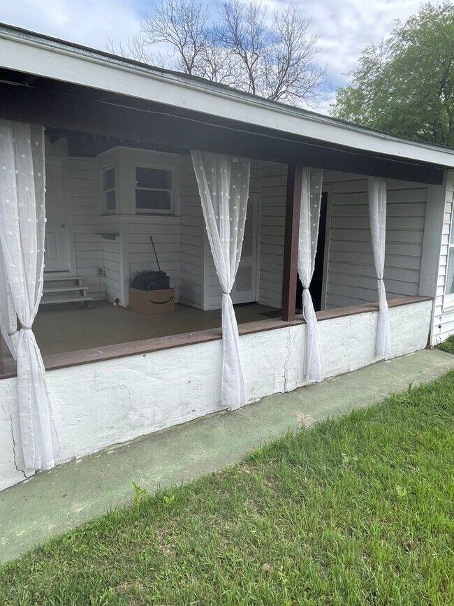 Building Photo - Charming Olmos Park Terrace Rental