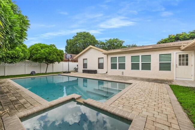 Building Photo - 7700 NW 11th Pl