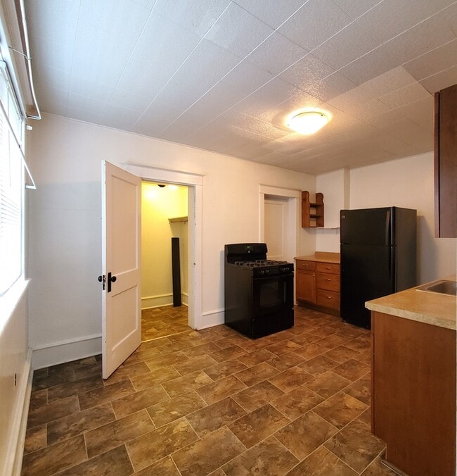 Building Photo - 100 Mary St