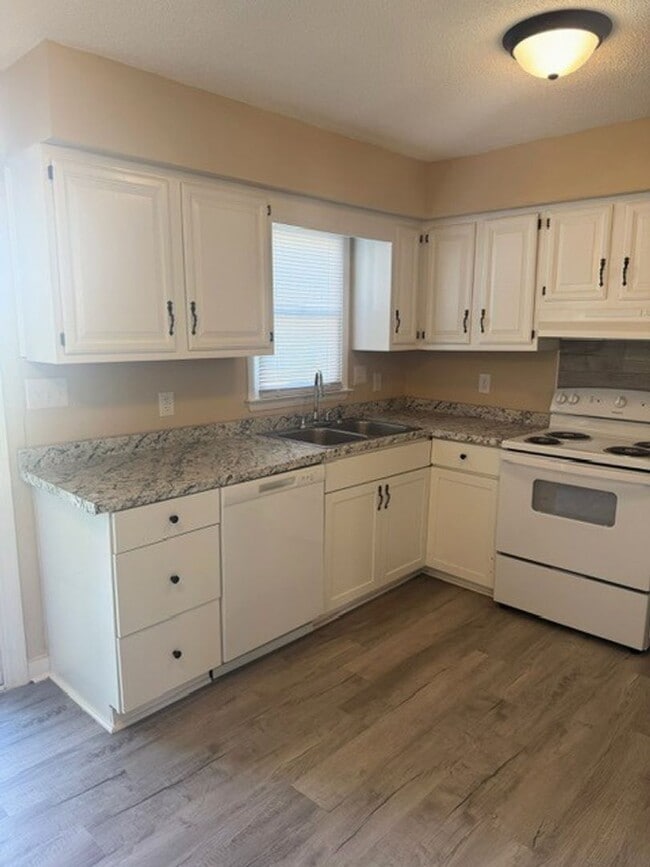 Building Photo - 800 Verdant Dr