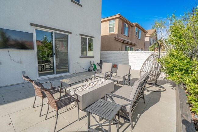 Building Photo - Beautiful 5-Bedroom Home with Outdoor Entertainer's Area in Valencia!