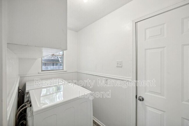 Building Photo - 9007 Sweetwater Dr