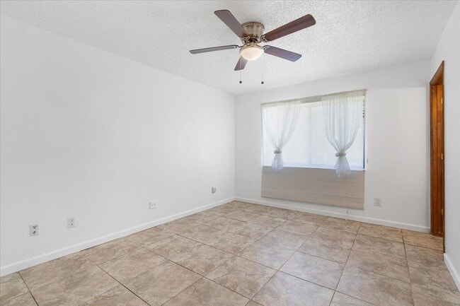 Building Photo - 1433 SE North Balcourt Ct