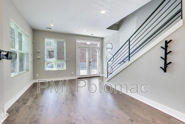 Building Photo - 1839 D St NE