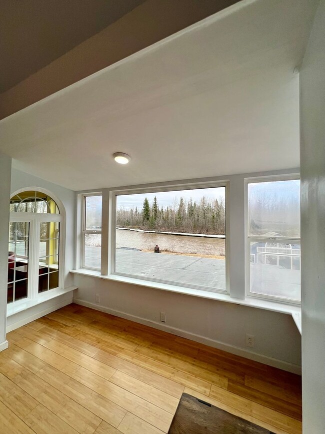 Building Photo - Charming 3-Bedroom Home in Fairbanks / Pet...