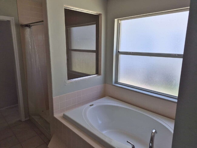 Building Photo - "Spacious 1732 Sq Ft 3-Bed, 2 Baths, in Tarpon Springs!"