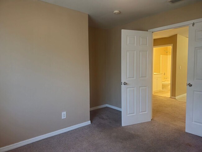 Building Photo - Nice 2 Bed plus a Den!, 2 Bath with a 1 Car Garage.