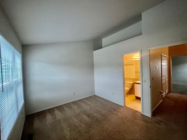 Building Photo - Updated D20 Townhome in Rockrimmon