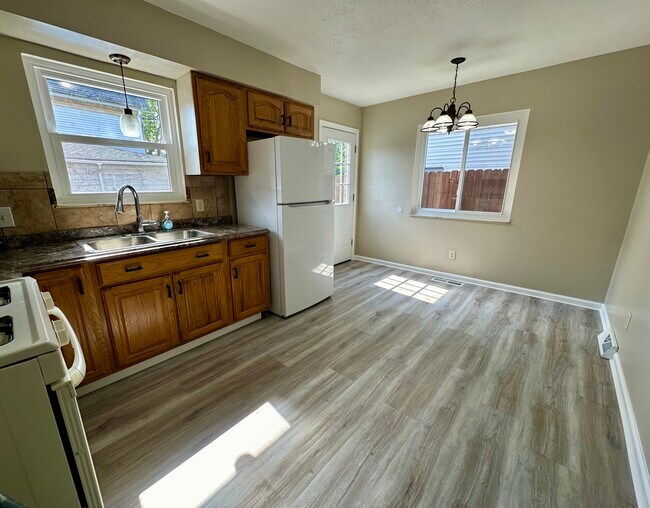 Building Photo - 1603 Woodland Ave NW