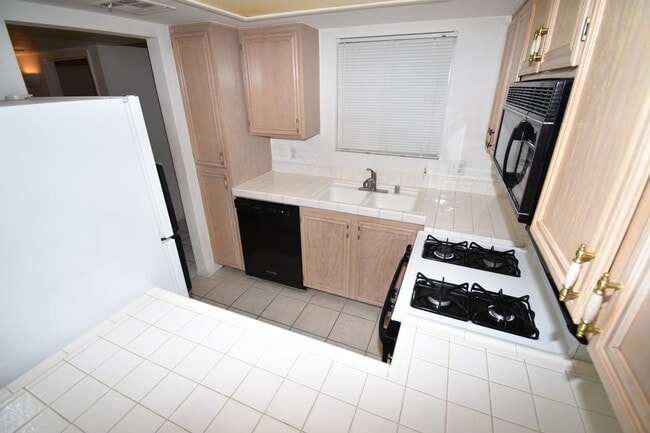 Building Photo - Beautiful 2 Bedroom, 2 Bath Condo in Summe...