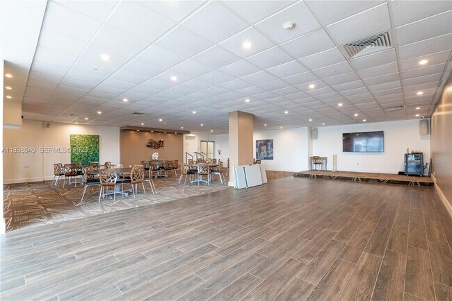 Building Photo - 5701 Collins Ave