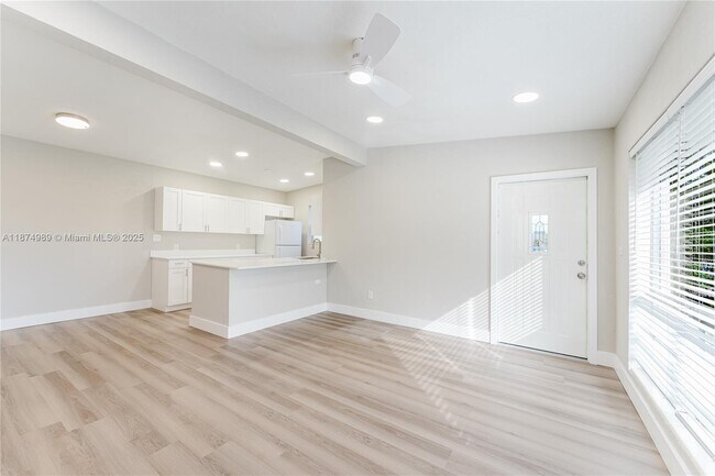 Building Photo - 1560 NE 42nd St