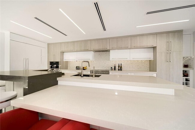 Building Photo - 11839 Highland Pl