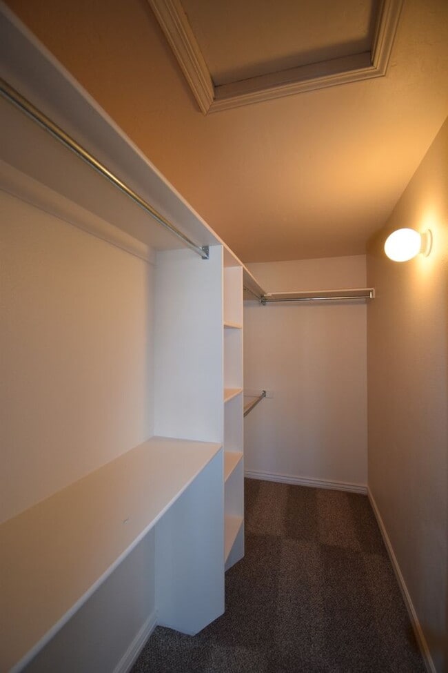 Building Photo - Amazing 3 Bedroom 2.5 Bathroom in SLC!!!