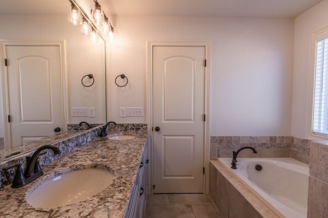 Building Photo - 290 Hutch Ct