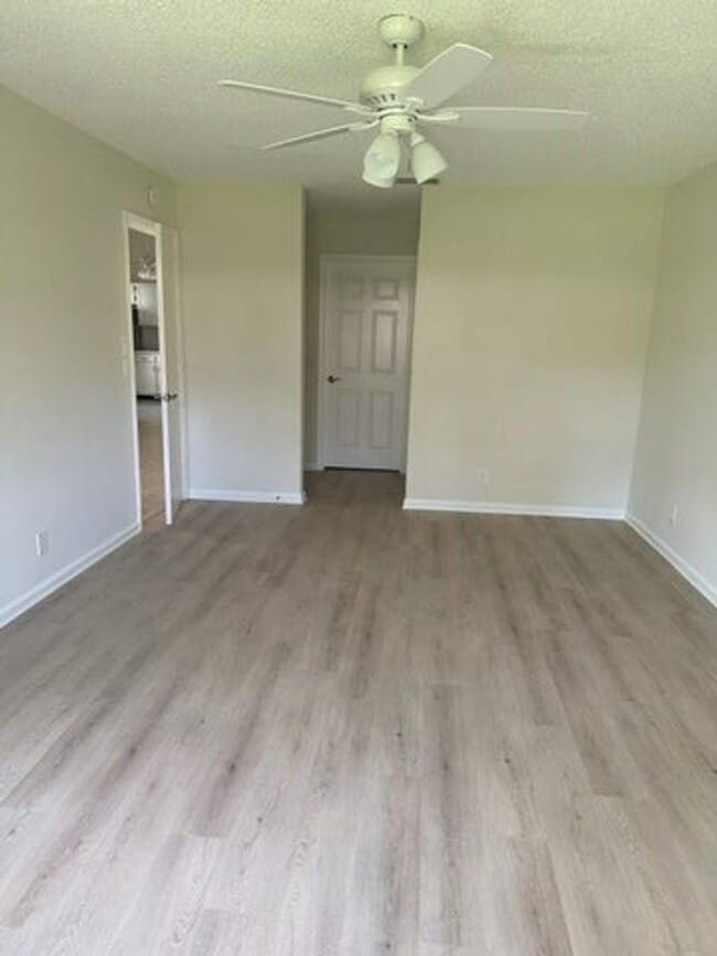 Building Photo - 406 Buttonwood Pl
