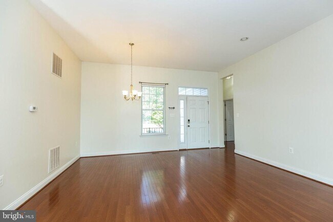 Building Photo - 15 Flag Ct