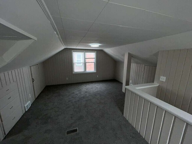 Building Photo - Three Bedroom Bungalow Ready for You