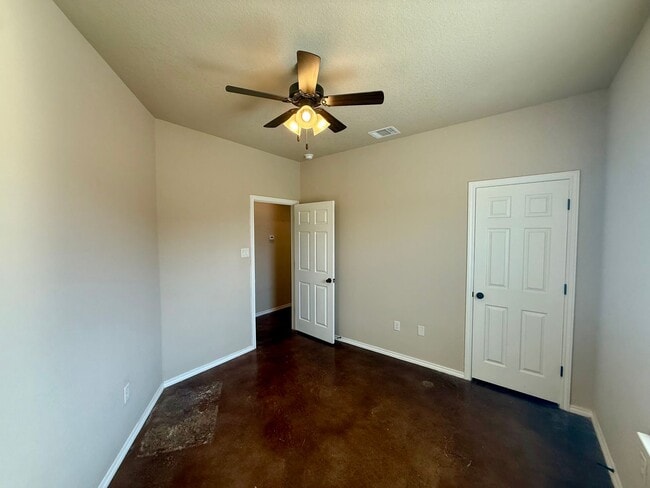 Building Photo - Beautiful 3 bedroom, 2 bathroom home in Ne...